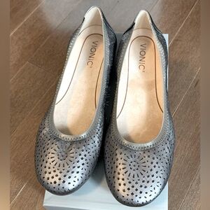 NEW in box Vionic Women’s Robyn Perforated flats - size 9 wide (pewter)